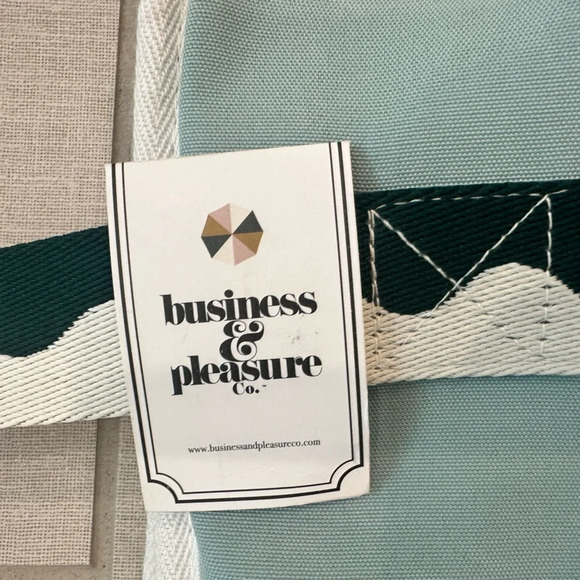 Business‎ & Pleasure The Holiday Cooler Tote Bag in Rivie Green - Picture 3 of 8